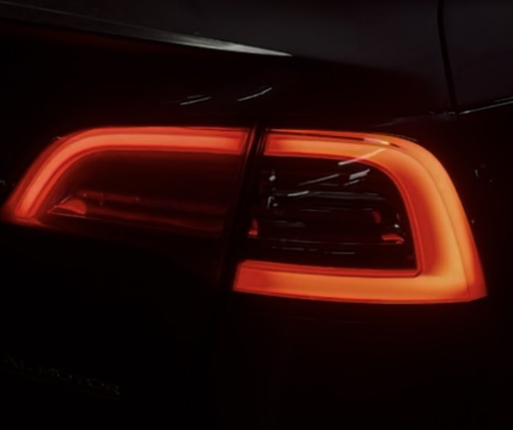 Задний фонарь Tesla с адаптером: при торможении горит только стоп-сигнал