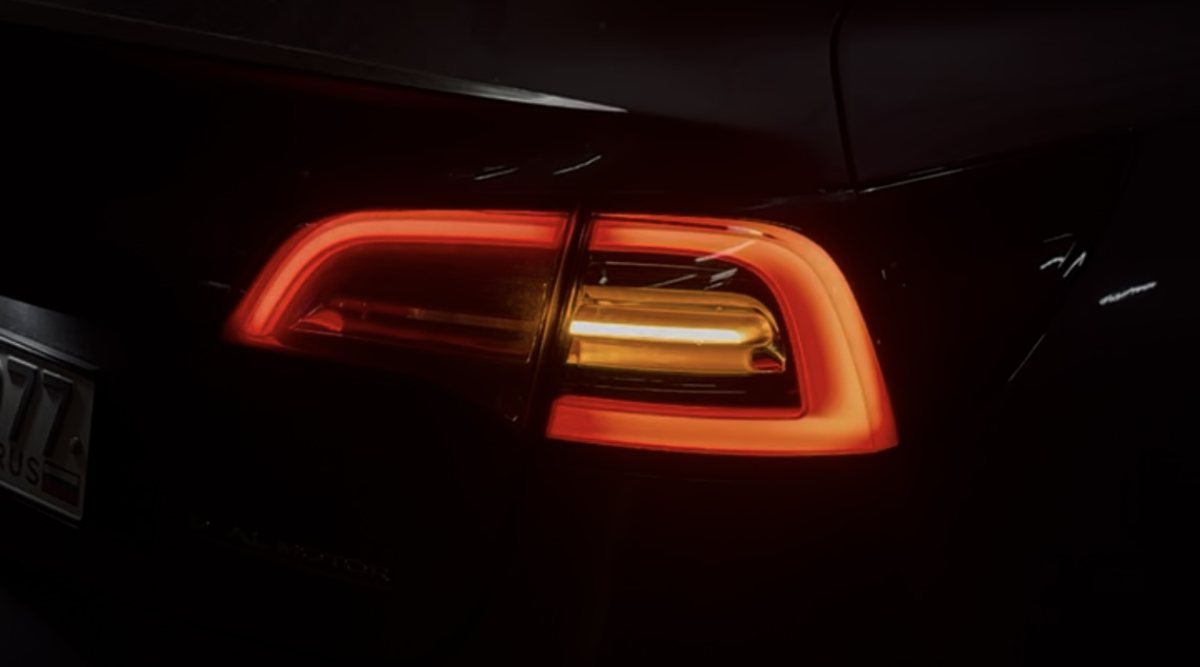 Tesla без адаптера: при торможении вместе со стоп-сигналом горит жёлтая секция фонаря